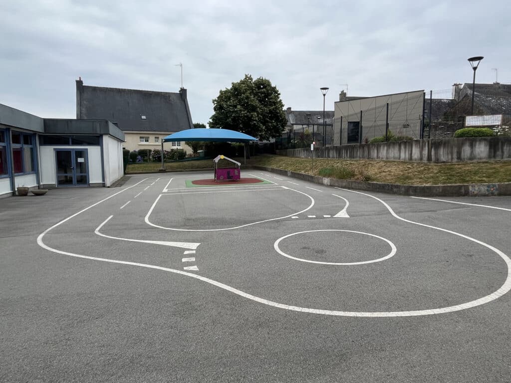 Cour maternelle circuit vélo